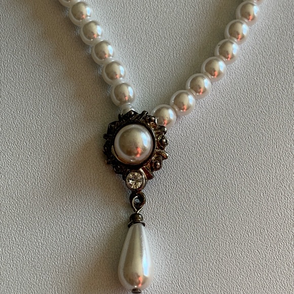 Elegant Vintage Pearl Necklace with Pendant - Picture 2 of 3